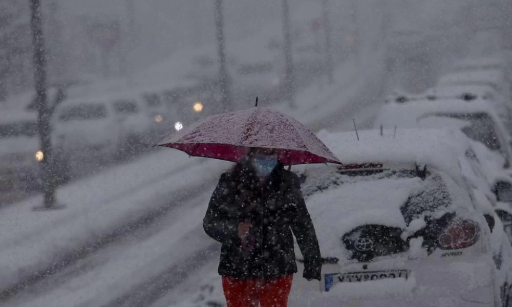 Θρίλερ στο Χαλάνδρι: Με υποθερμία εγκλωβισμένος οδηγός–Δεν μπορεί να φτάσει το ΕΚΑΒ